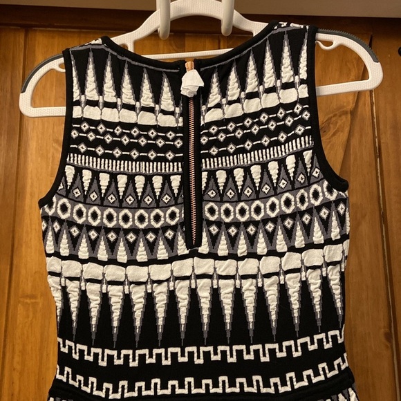 Milly Woman’s Graphic Jacquard Flare Shell-Blavk/White Petite NWT - Picture 6 of 8